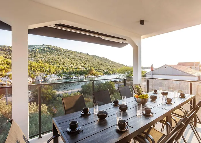 Beachfront Marivi With Pool And Game