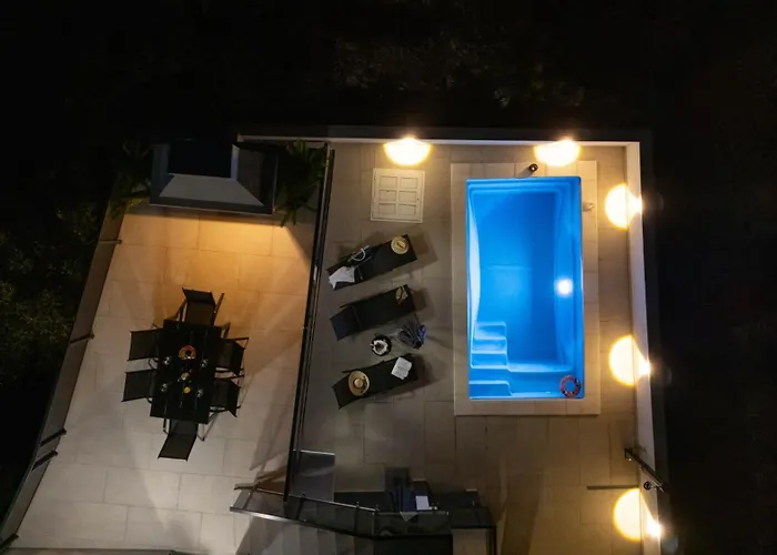 Beachfront Marivi With Pool And Game Villa *