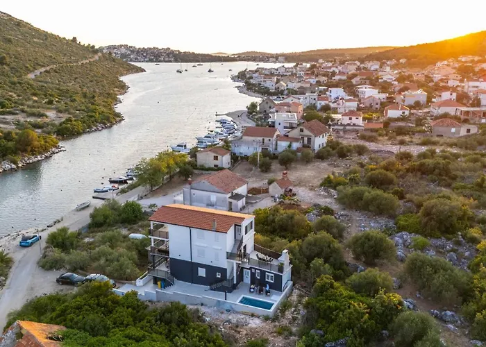 Beachfront Marivi With Pool And Game *