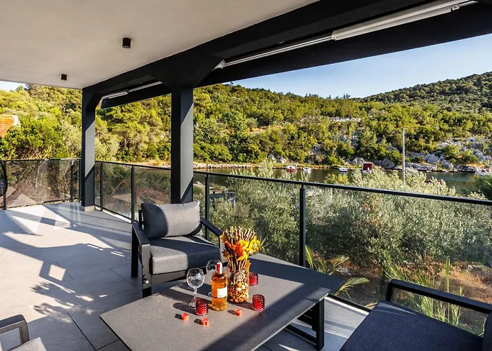 Beachfront Marivi With Pool And Game Villa Podglavica