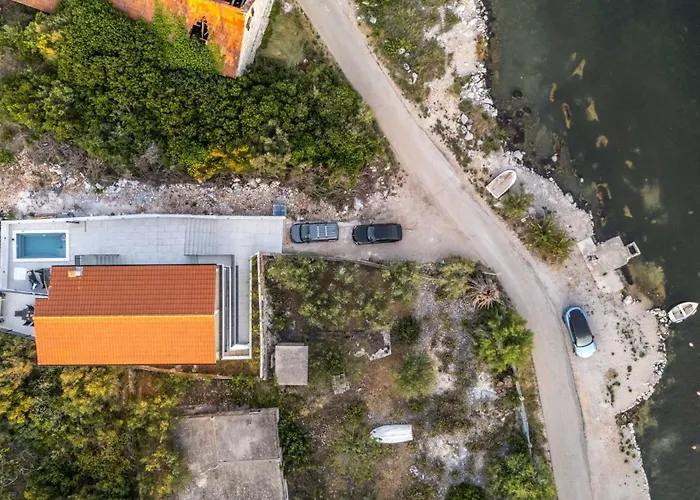 Beachfront Marivi With Pool And Game Villa Podglavica