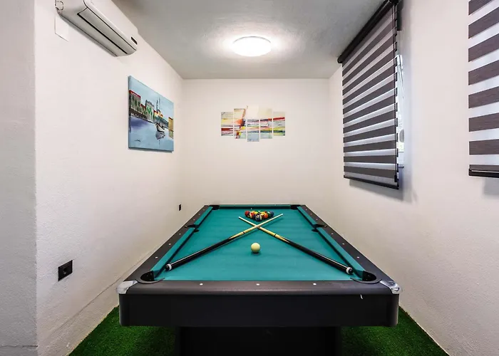 Beachfront Marivi With Pool And Game Podglavica