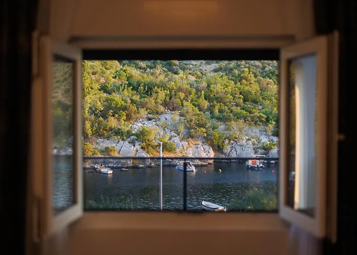 Beachfront Marivi With Pool And Game Villa Podglavica