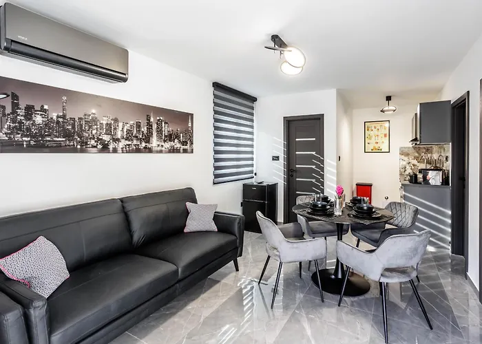 Beachfront Marivi With Pool And Game Villa *