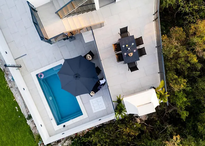 Beachfront Marivi With Pool And Game Villa *