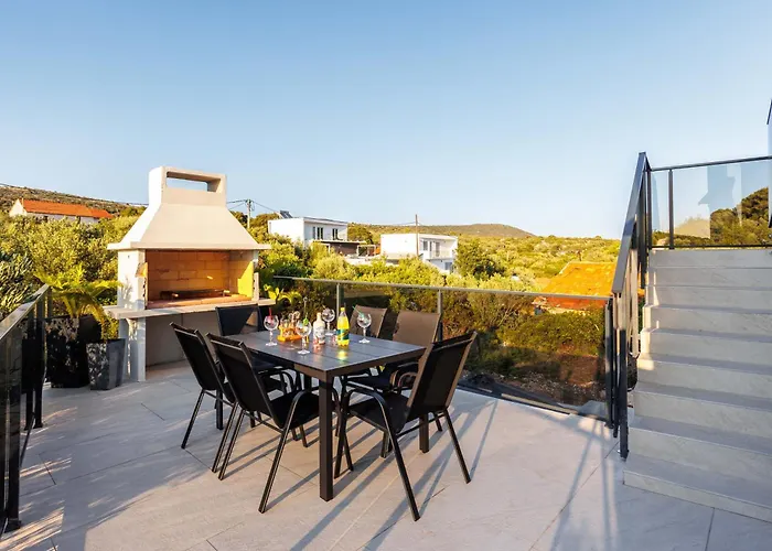 Villa Beachfront Marivi With Pool And Game *