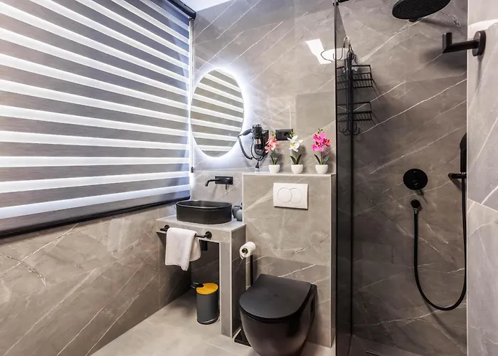 Beachfront Marivi With Pool And Game