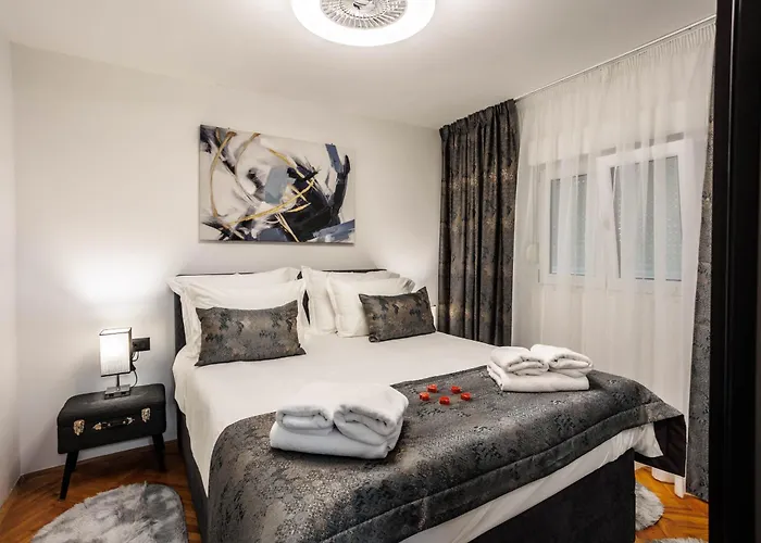 Beachfront Marivi With Pool And Game Villa