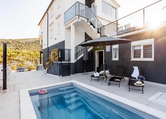 Beachfront Marivi With Pool And Game * Podglavica