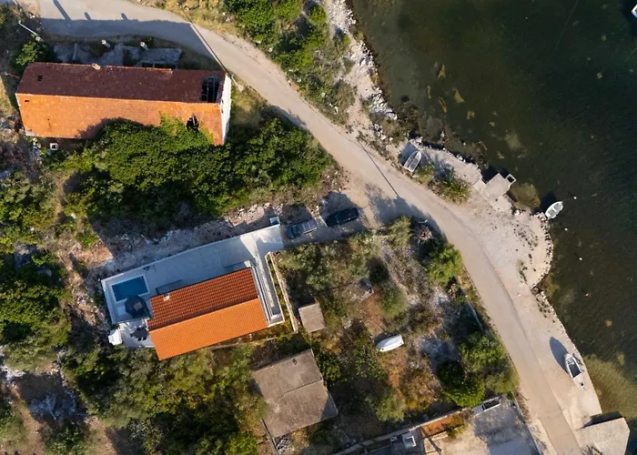 Beachfront Marivi With Pool And Game Villa