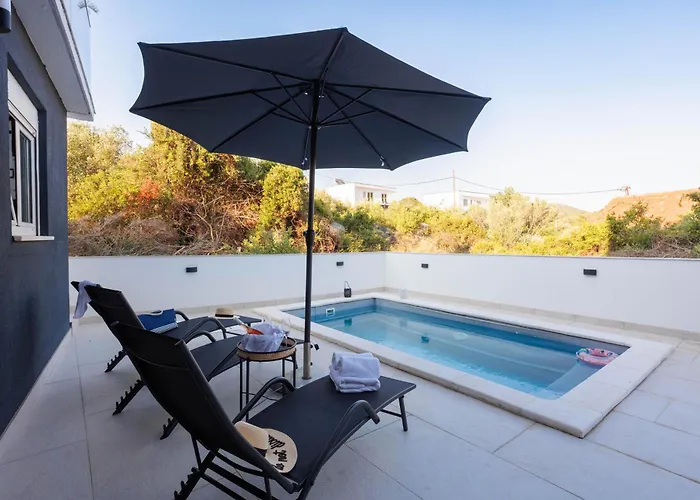 Beachfront Marivi With Pool And Game Villa *