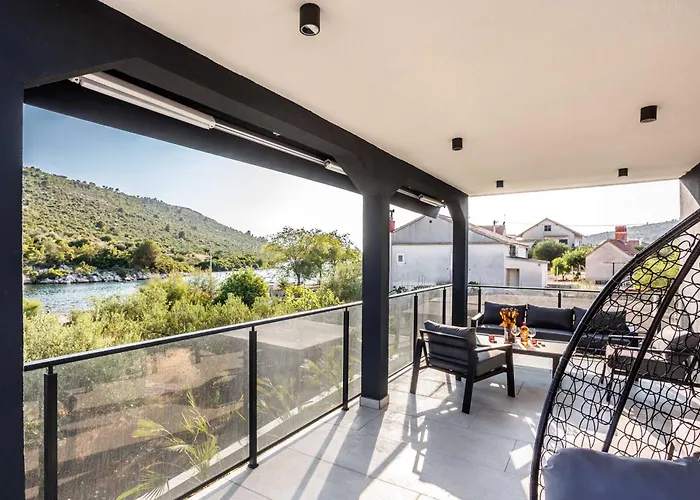 Beachfront Marivi With Pool And Game *