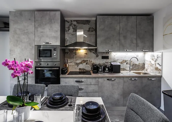 Beachfront Marivi With Pool And Game