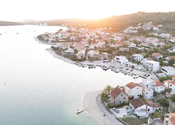 Beachfront Marivi With Pool And Game
